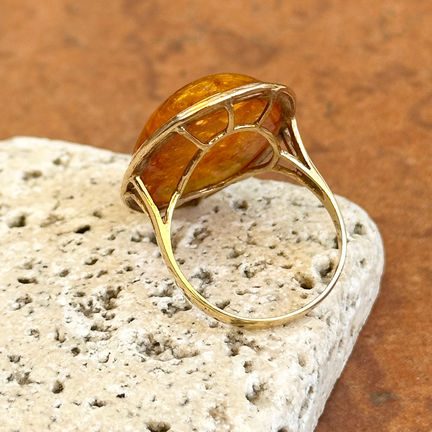 Estate 14KT Yellow Gold Oval Cabochon Amber Etched Bezel Ring
