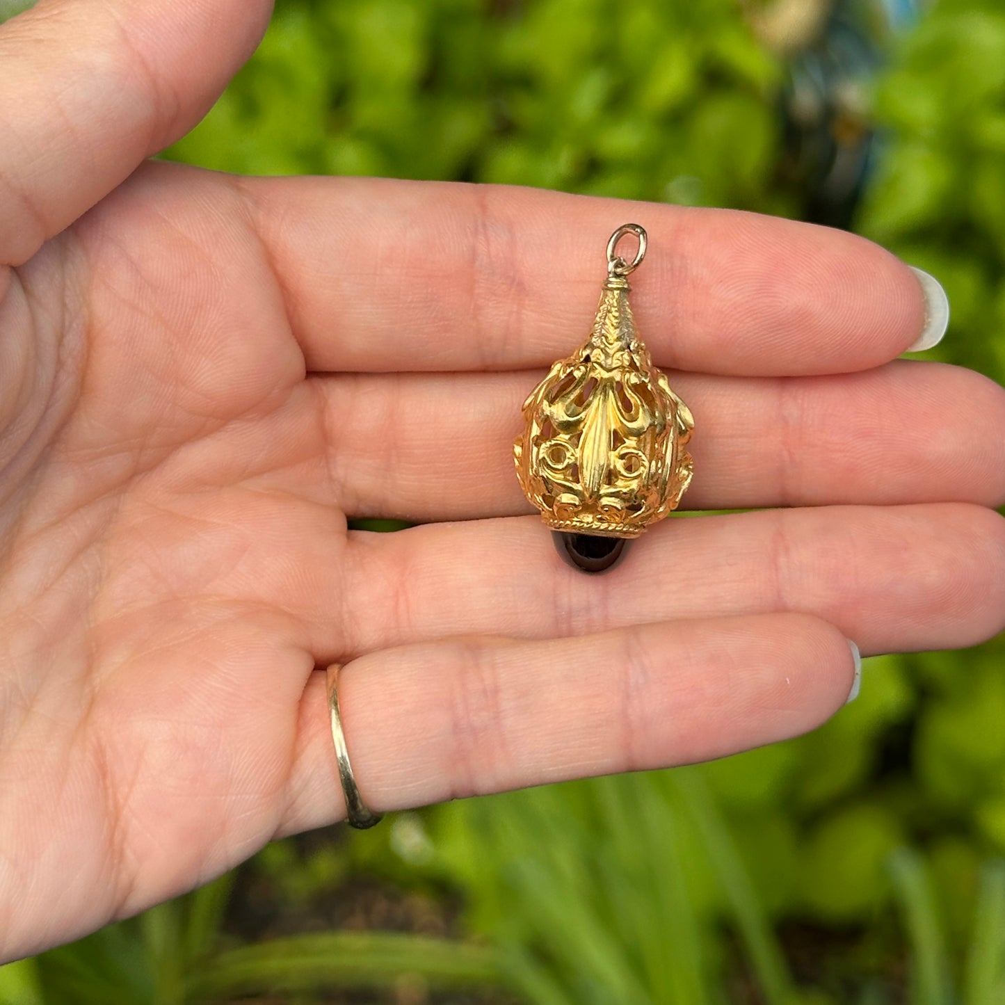 Estate 14KT Yellow Gold Byzantine Garnet Detailed Drop Pendant