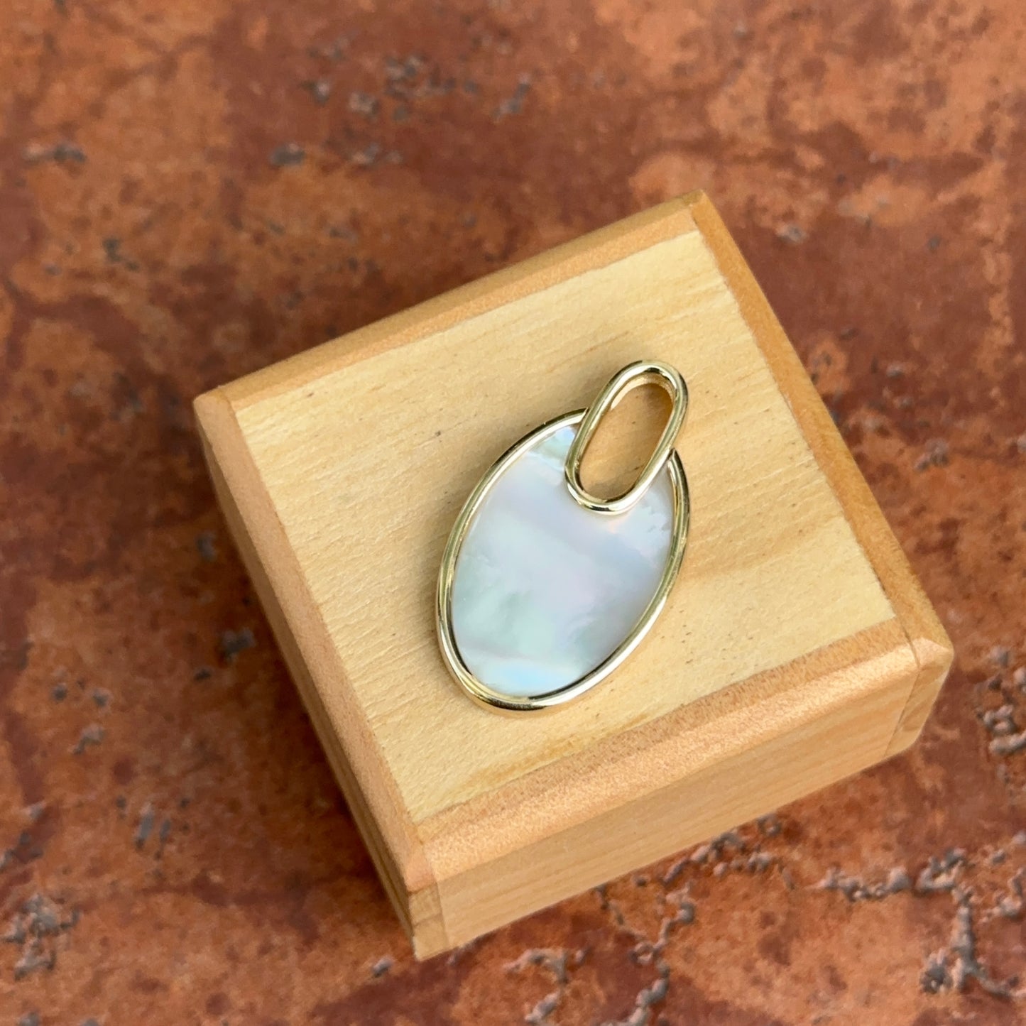 14KT Yellow Gold Oval White Mother of Pearl Pendant Charm Link