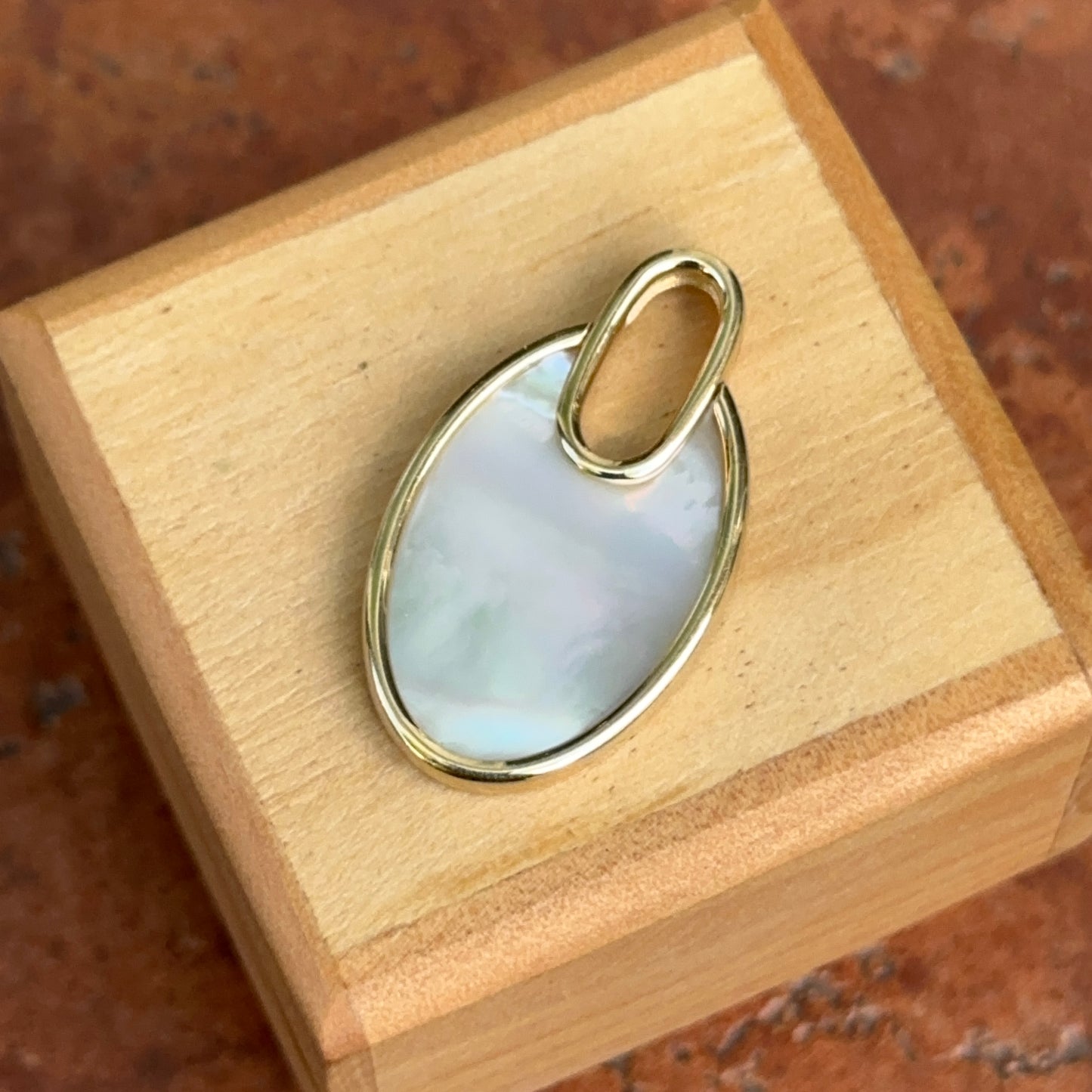 14KT Yellow Gold Oval White Mother of Pearl Pendant Charm Link