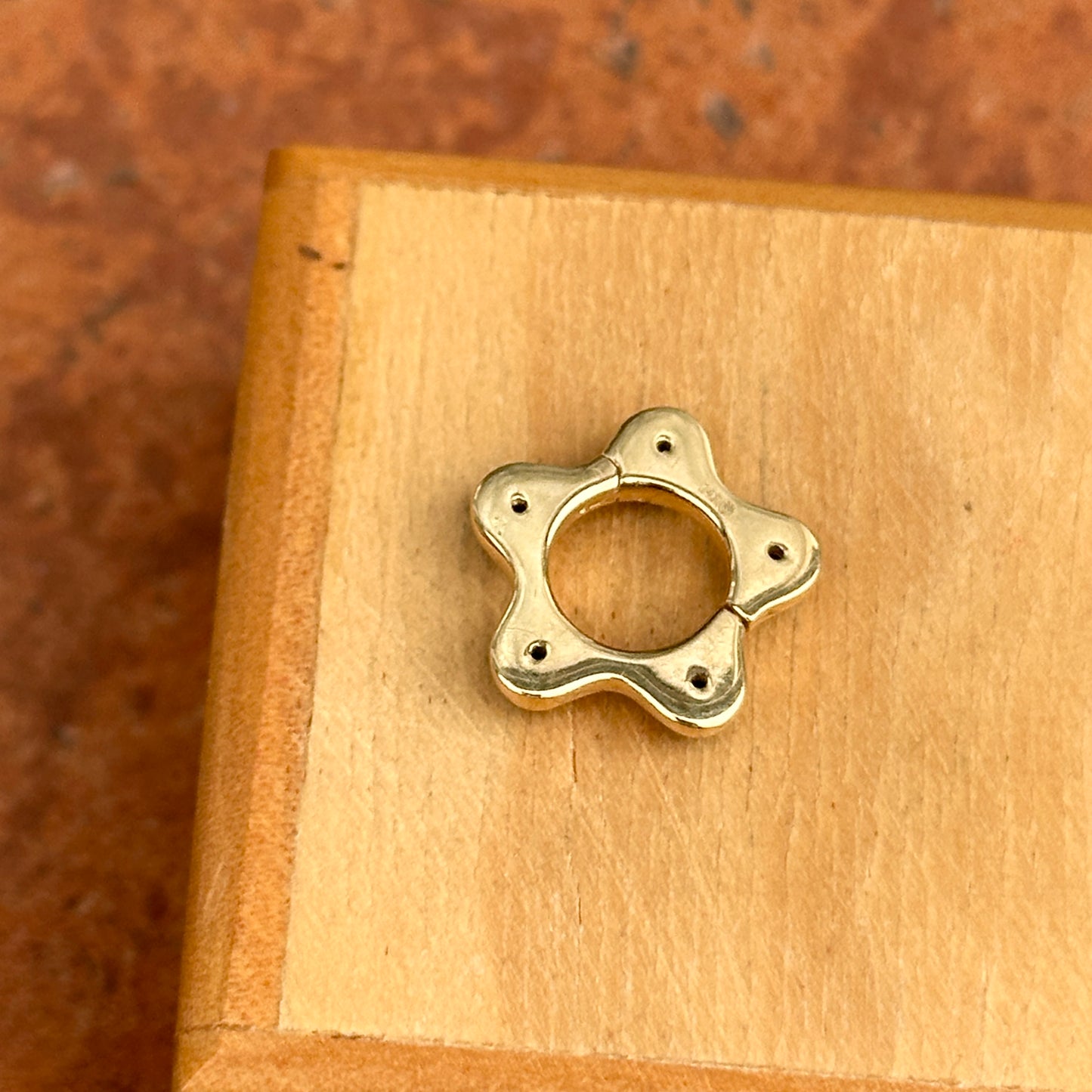 14KT Yellow Gold Blue Sapphire Star Charm Holder: Pendant Hinged Clasp