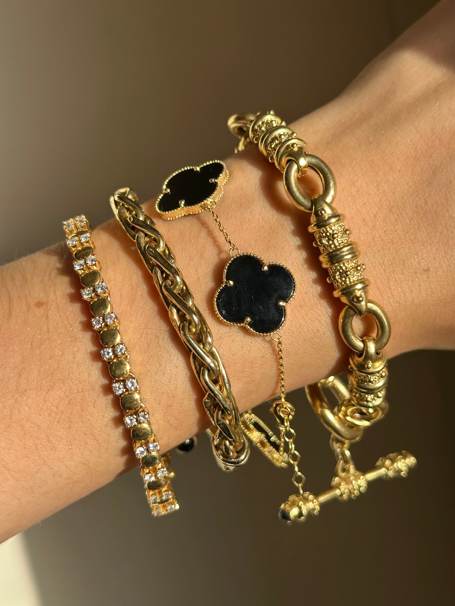 14KT Yellow Gold Black Onyx Ribbed Clover Bracelet