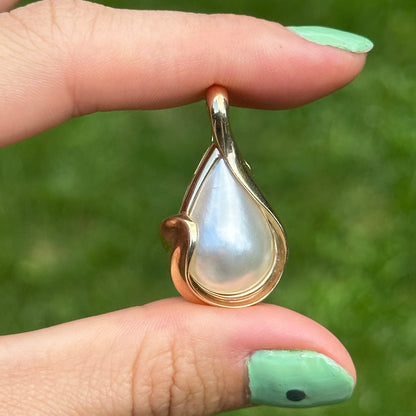 Estate 14KT Yellow Gold Teardrop Mabe Pearl Pendant Enhancer