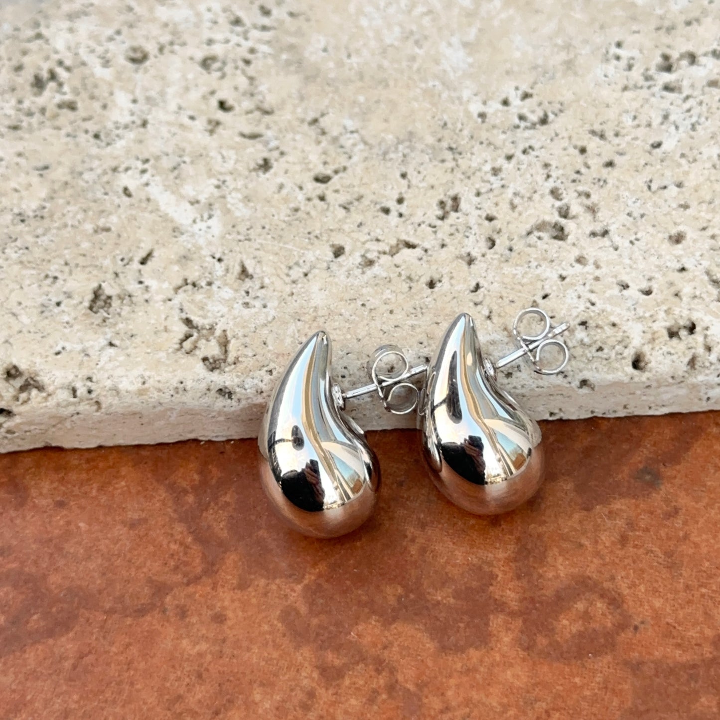 18KT White Gold Tapered Teardrop Puffed Earrings 21mm