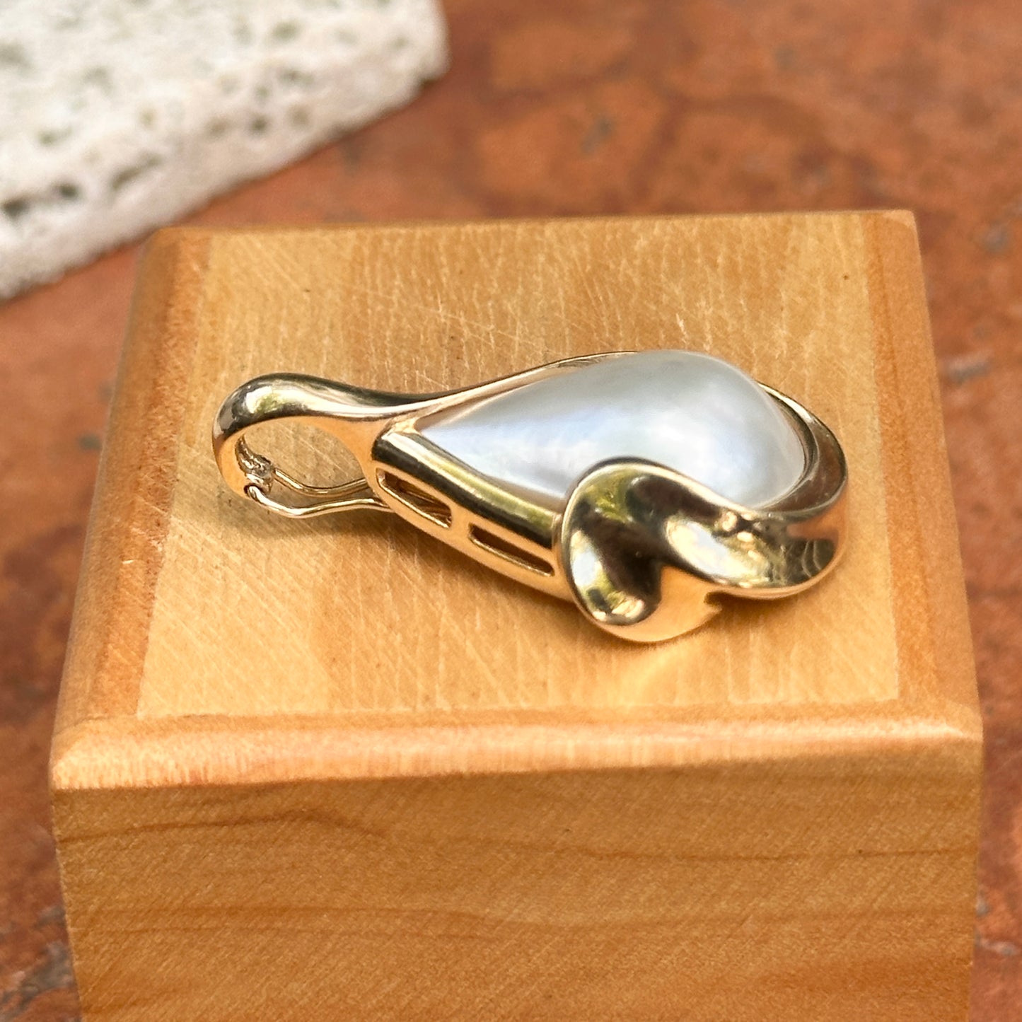 Estate 14KT Yellow Gold Teardrop Mabe Pearl Pendant Enhancer