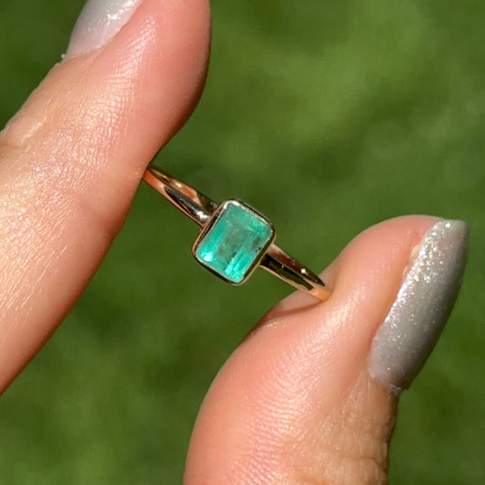 Estate 14KT Yellow Gold Emerald-Cut Emerald Bezel Ring