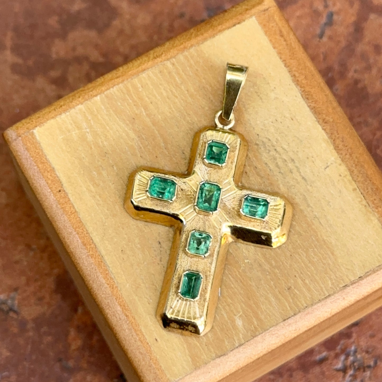 Estate 18KT Yellow Gold Puffed Emerald Cross Pendant 35mm