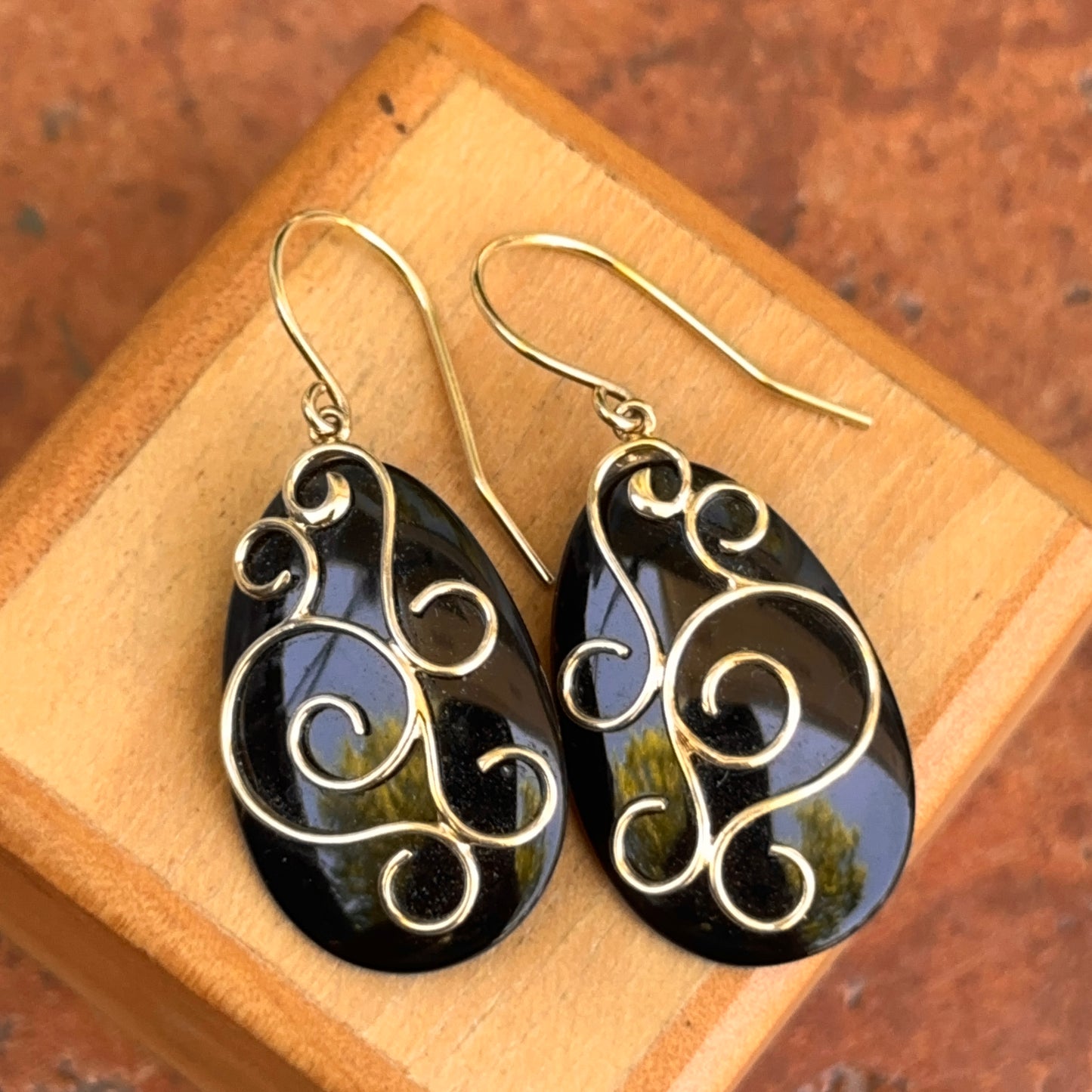 Estate 14KT Yellow Gold Teardrop Onyx Swirl Design Earrings