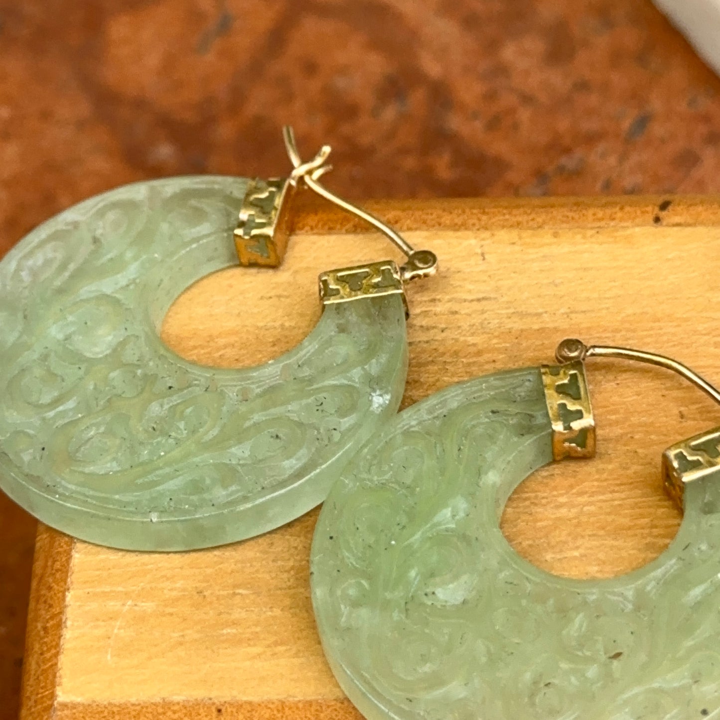 14KT Yellow Gold Carved Filigree Jade Round Hoop Earrings