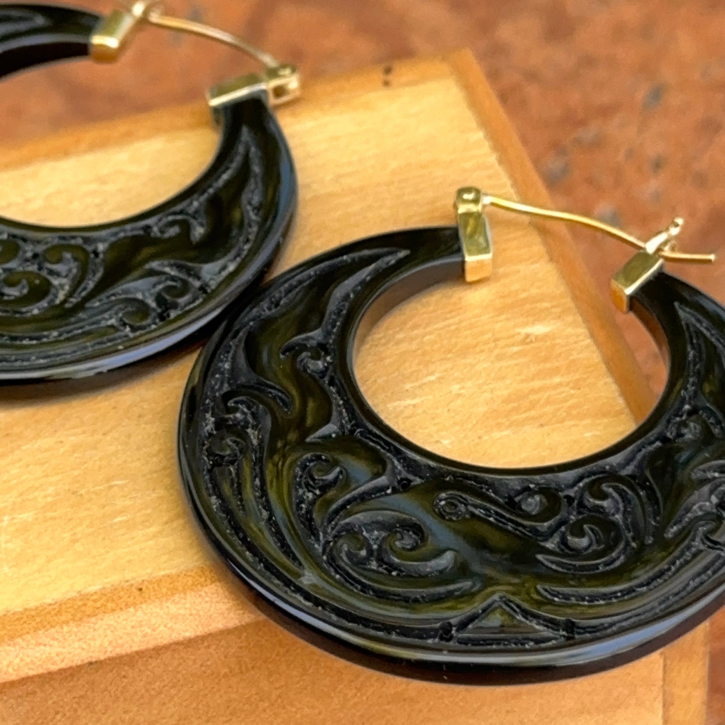 Estate 14KT Yellow Gold Carved Black Onyx Round Hoop Earrings