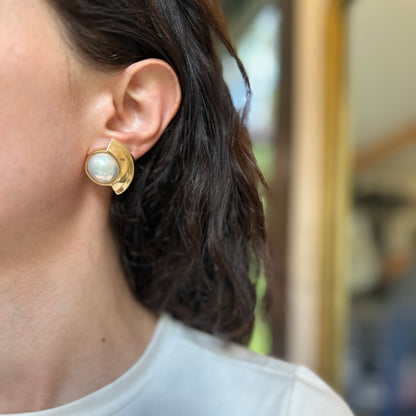Estate 14KT Yellow Gold Round Mabe Pearl Free-Form Earrings