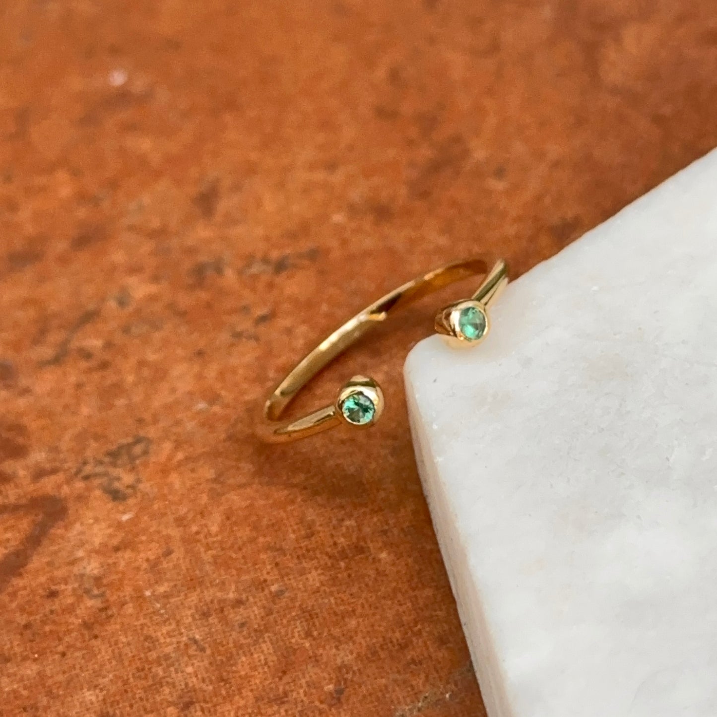 Estate 18KT Yellow Gold Round Bezel Set Emerald Negative Space Ring