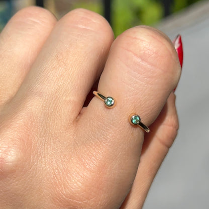 Estate 18KT Yellow Gold Round Bezel Set Emerald Negative Space Ring