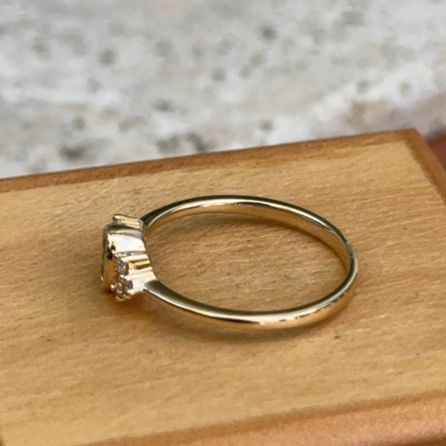 Estate 10KT Yellow Gold Pear-Cut Green Peridot + Diamond Accent Ring Size 6.5