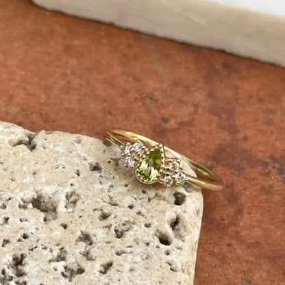 Estate 10KT Yellow Gold Pear-Cut Green Peridot + Diamond Accent Ring Size 6.5