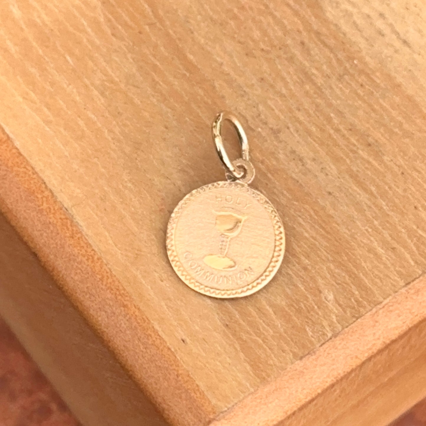 14KT Yellow Gold Solid Holy Communion Round Medal Pendant Charm 11mm