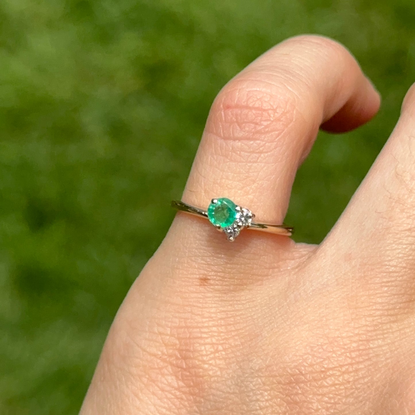 Estate 14KT Yellow Gold Round Emerald + Round Diamond Prong Set Ring