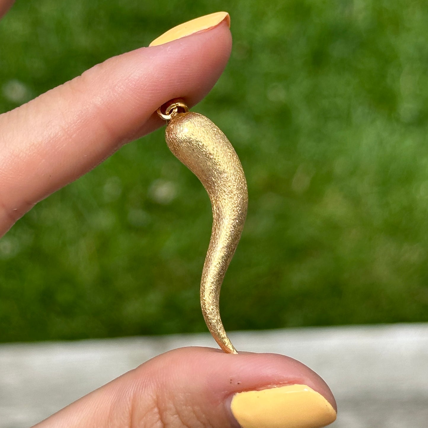 Estate 18KT Yellow Gold Sandblast Italian Horn Pendant 45mm