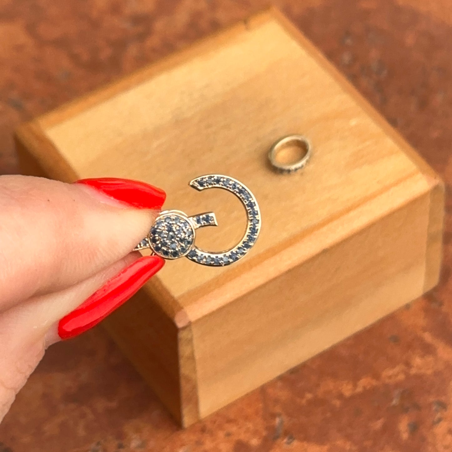 14KT Yellow Gold Blue Sapphire Pendant with Hinged Opening