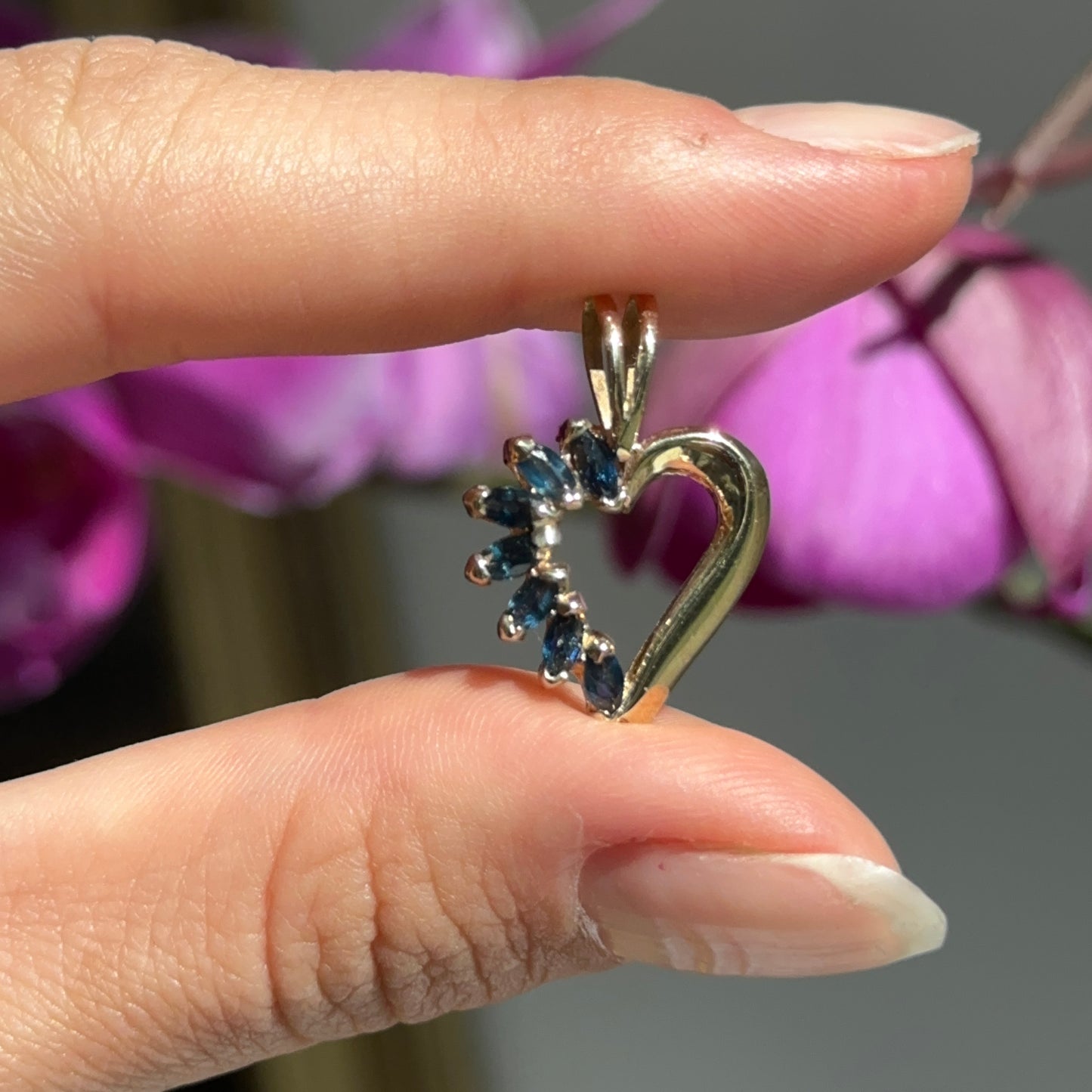 Estate 10KT Yellow Gold Marquise Blue Sapphire Heart Pendant