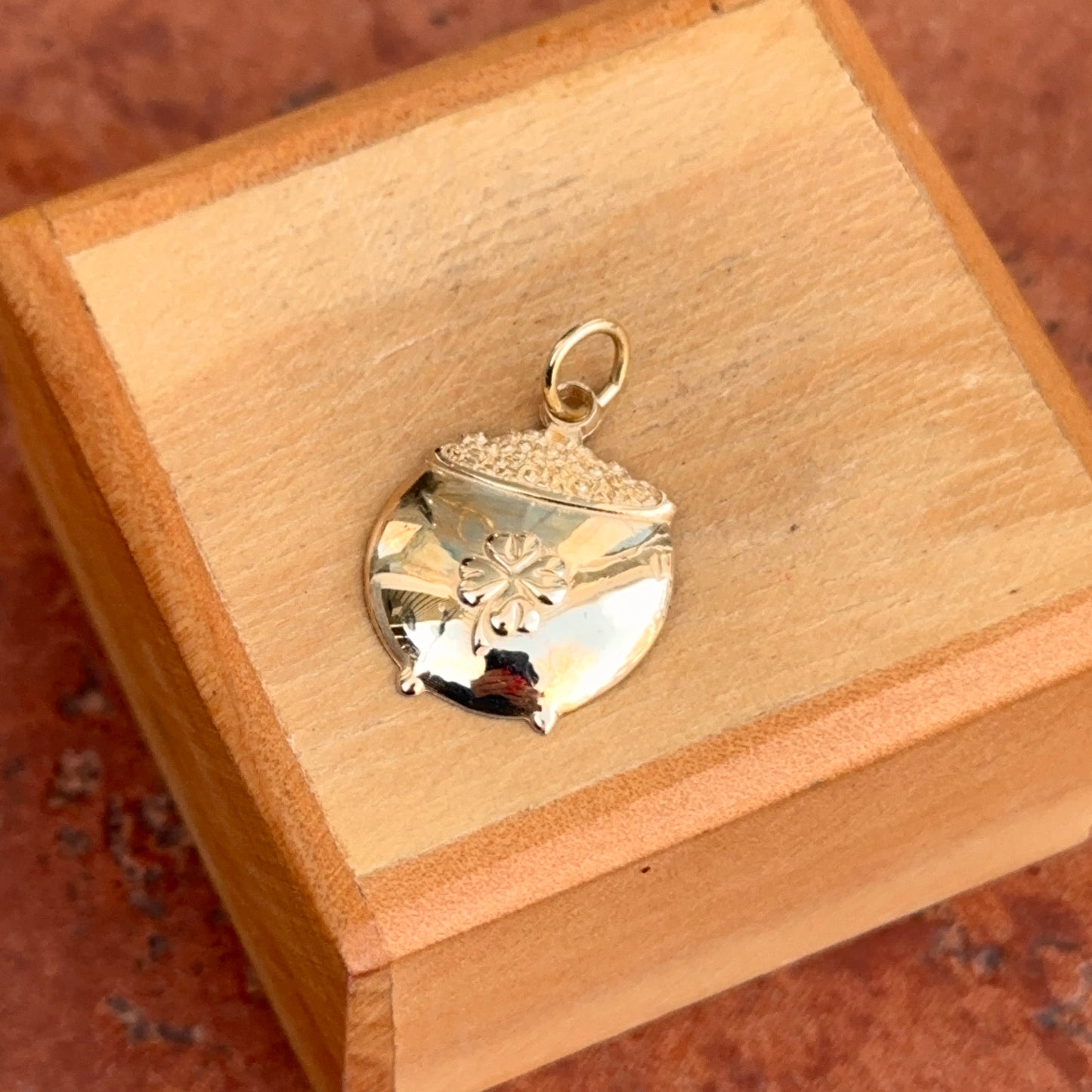 14KT Yellow Gold Detailed Pot of Gold with Clover Pendant Lucky Charm 064