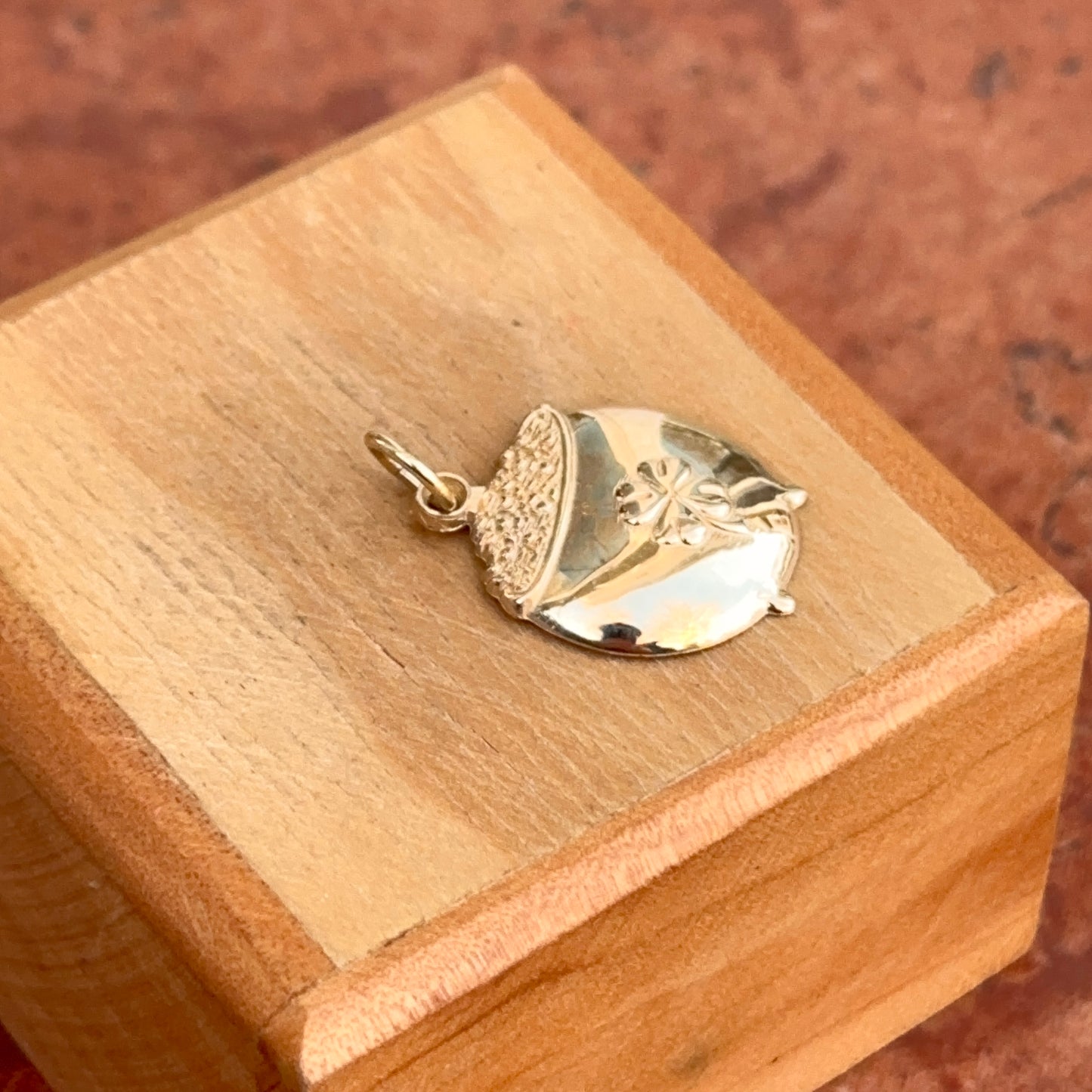 14KT Yellow Gold Detailed Pot of Gold with Clover Pendant Lucky Charm 064