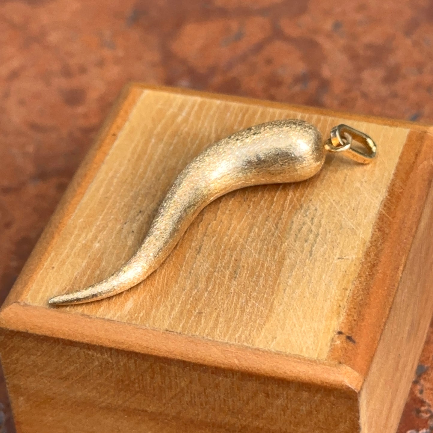 Estate 18KT Yellow Gold Sandblast Italian Horn Pendant 45mm