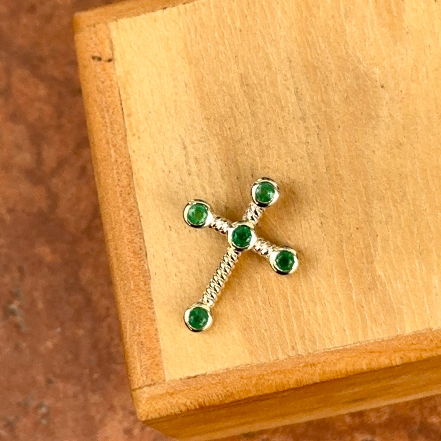 14KT Yellow Gold Round Emerald Twisted Cross Pendant Slide 19mm