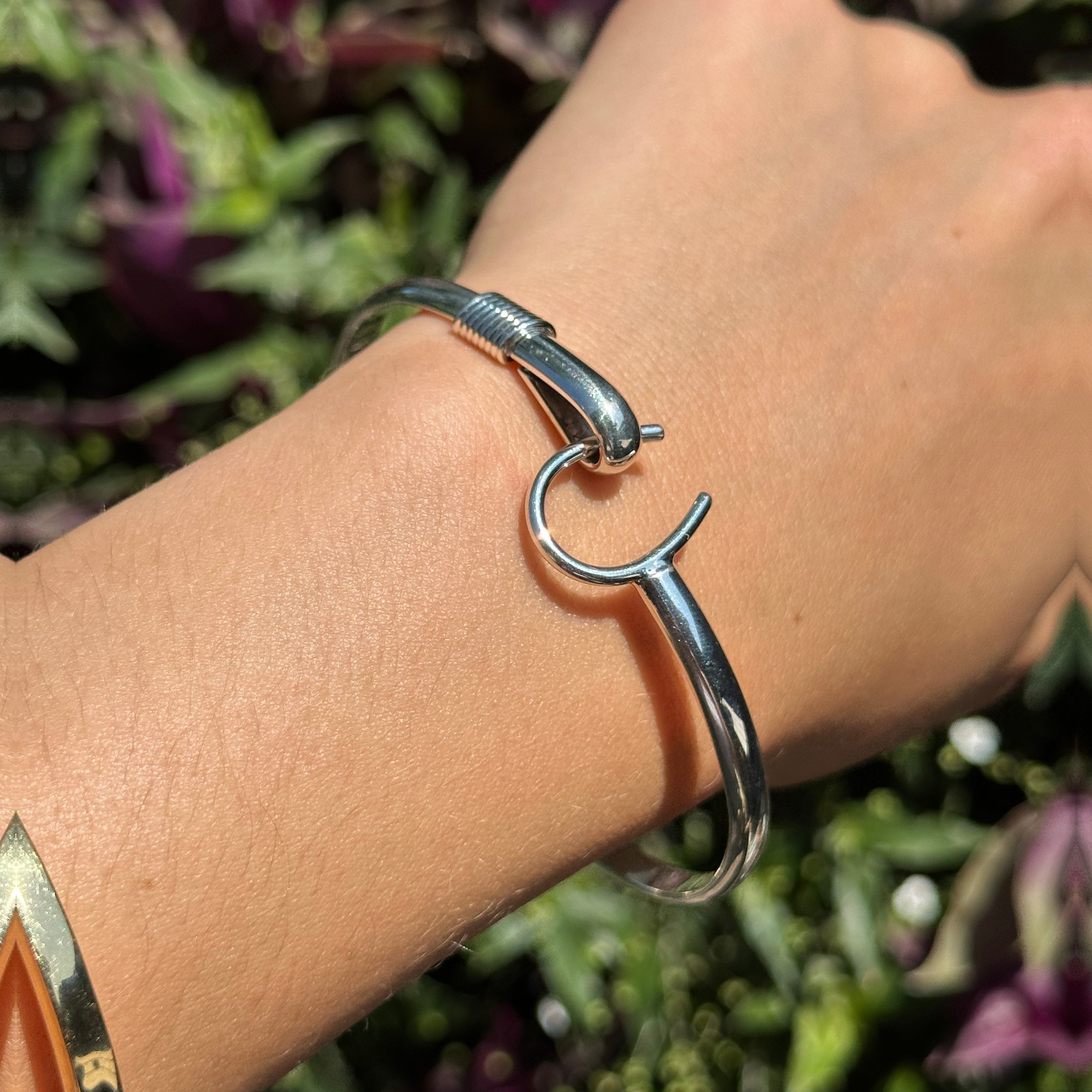 Horseshoe clasp bracelet deals