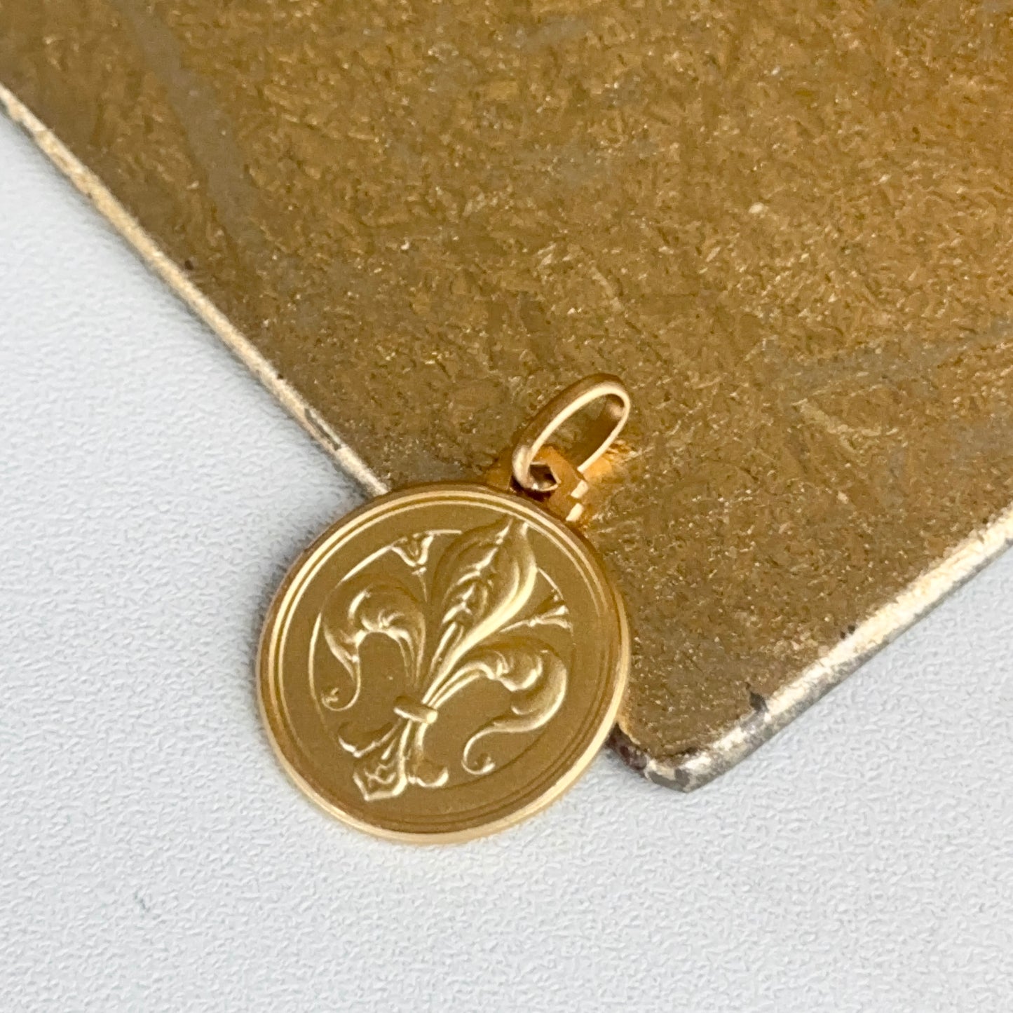 14KT Yellow Gold Fleur de Lis Round Matte Medal Pendant 18mm