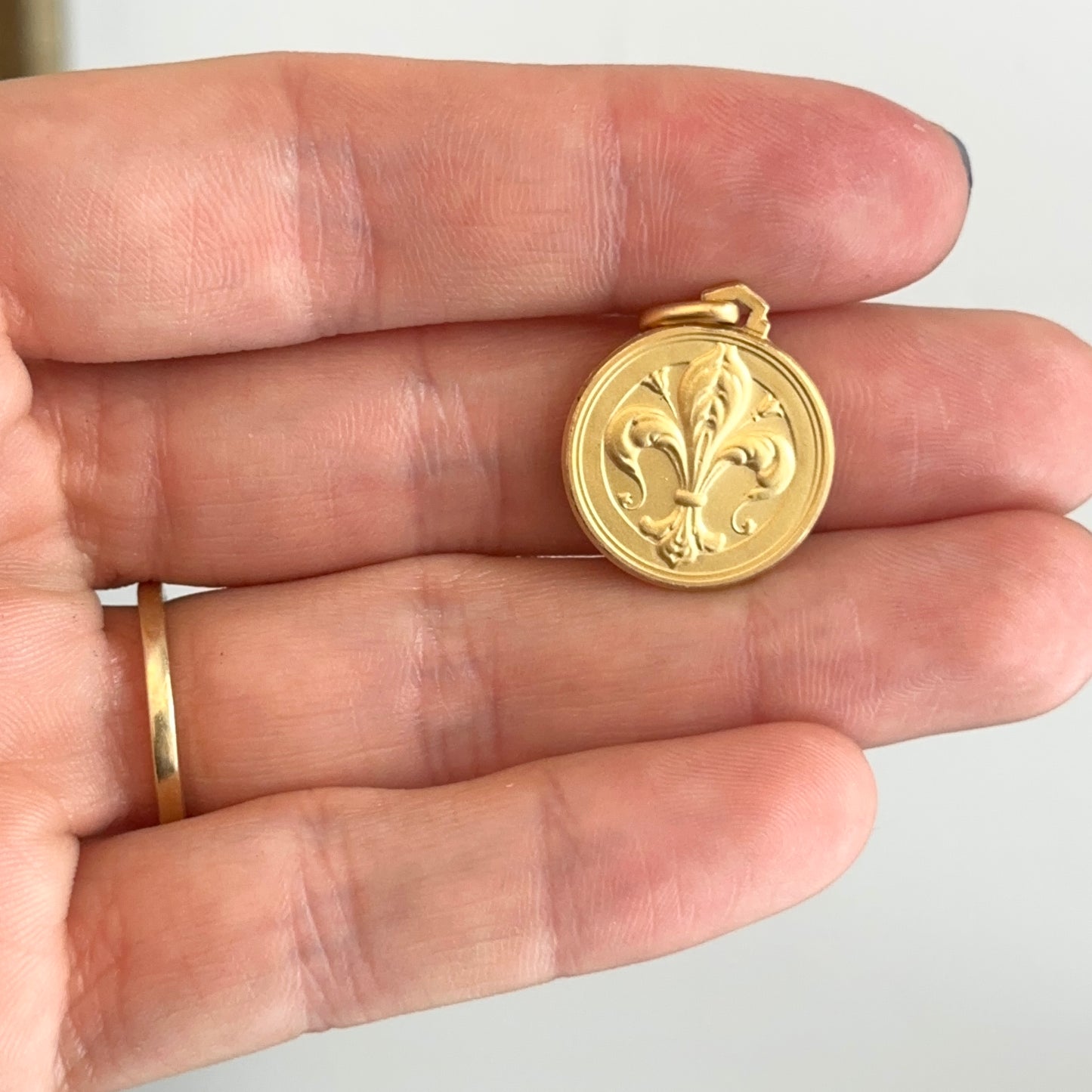 14KT Yellow Gold Fleur de Lis Round Matte Medal Pendant 18mm