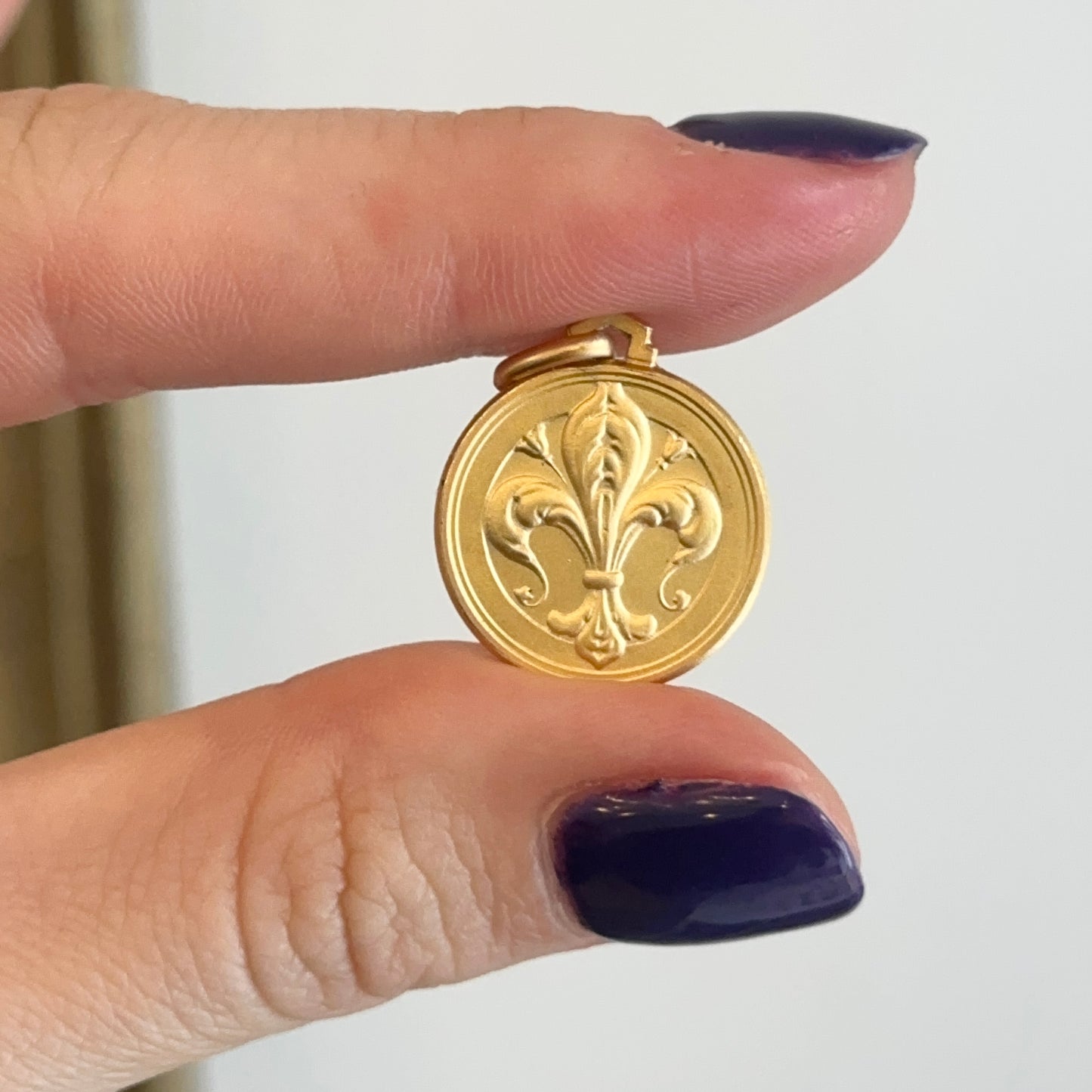 14KT Yellow Gold Fleur de Lis Round Matte Medal Pendant 18mm