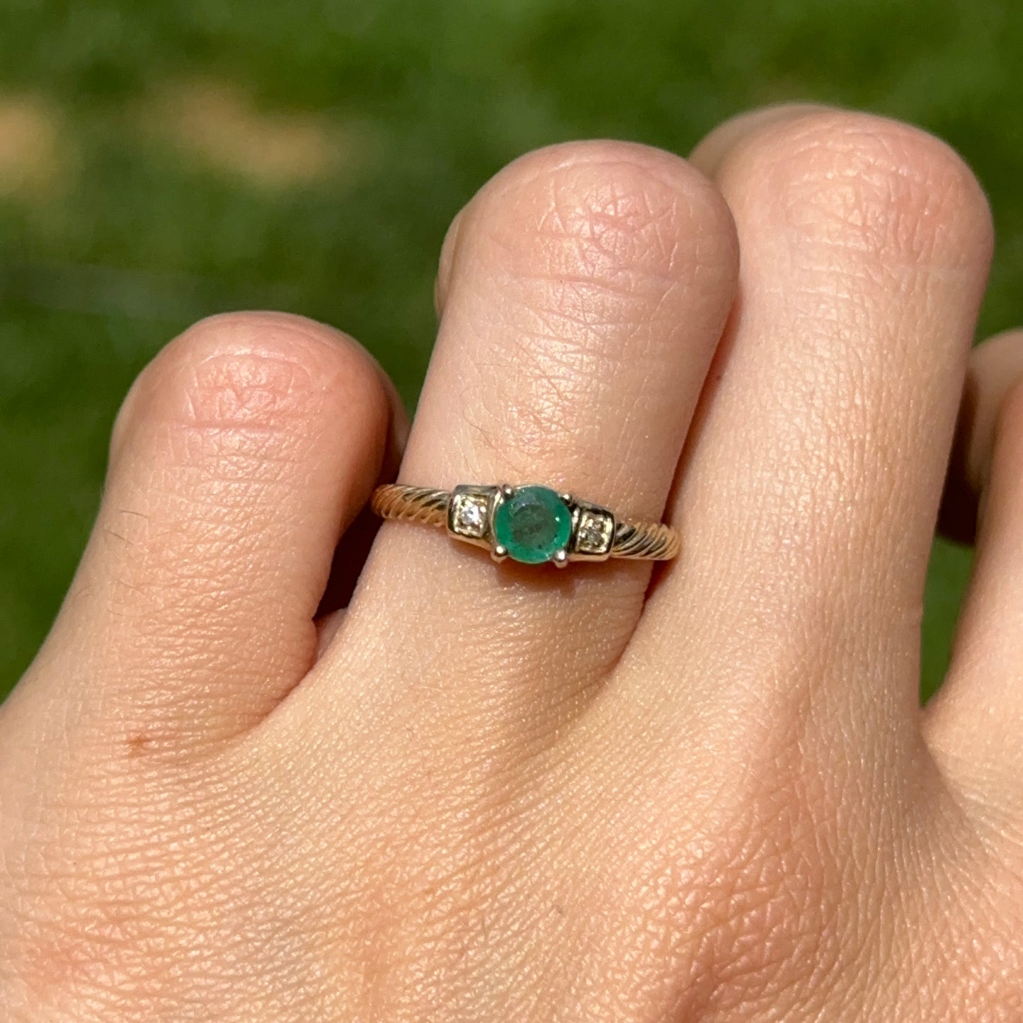 10KT Yellow Gold Round Emerald + Round Diamond Twisted Ring