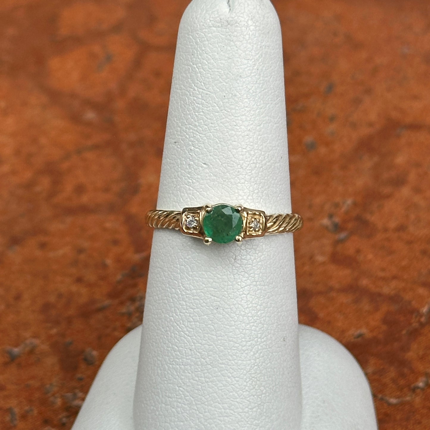 10KT Yellow Gold Round Emerald + Round Diamond Twisted Ring