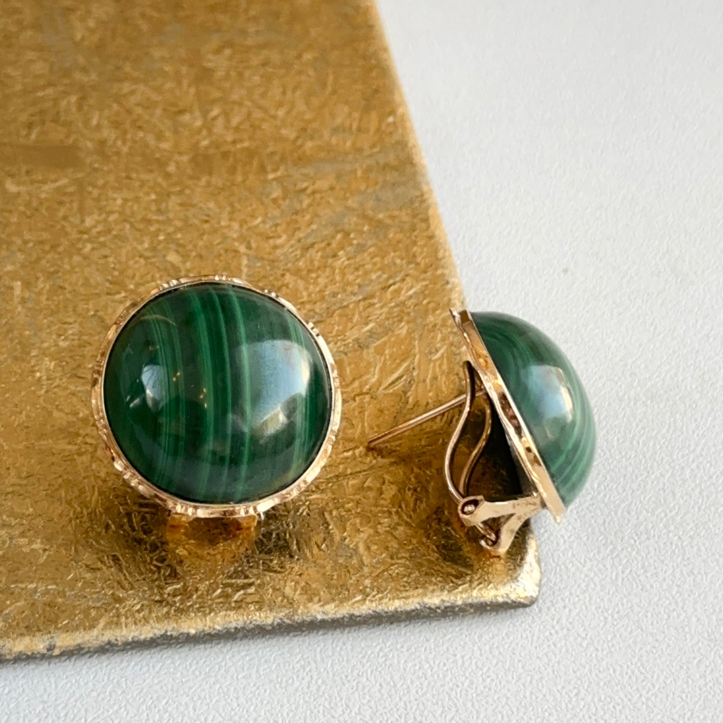 Estate 14KT Yellow Gold Round Cabochon Green Malachite Omega Earrings
