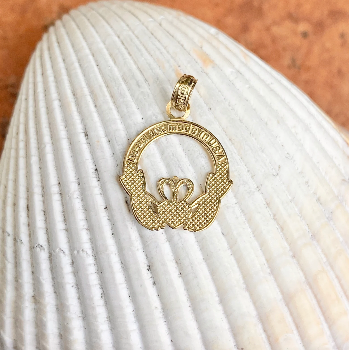 10KT Yellow Gold Claddagh Round Pendant Charm