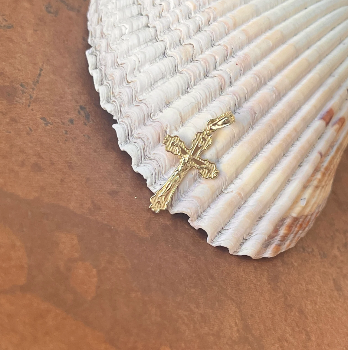 14KT Yellow Gold Scalloped Edge Crucifix Cross Pendant
