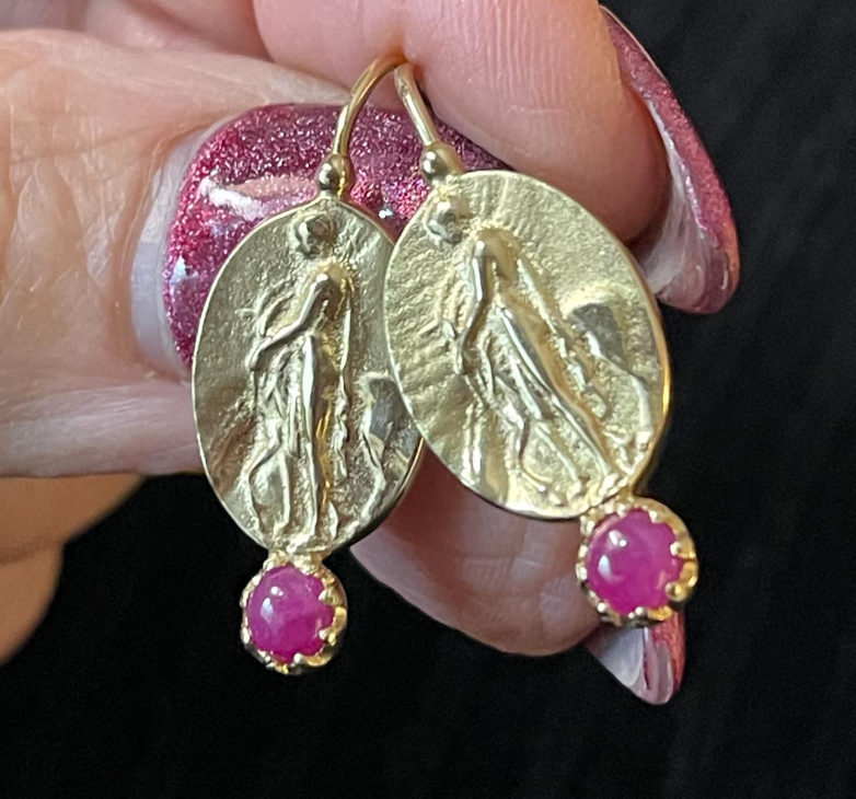 Estate 14KT Yellow Gold Oval Intaglio Ruby Lever Back Earrings