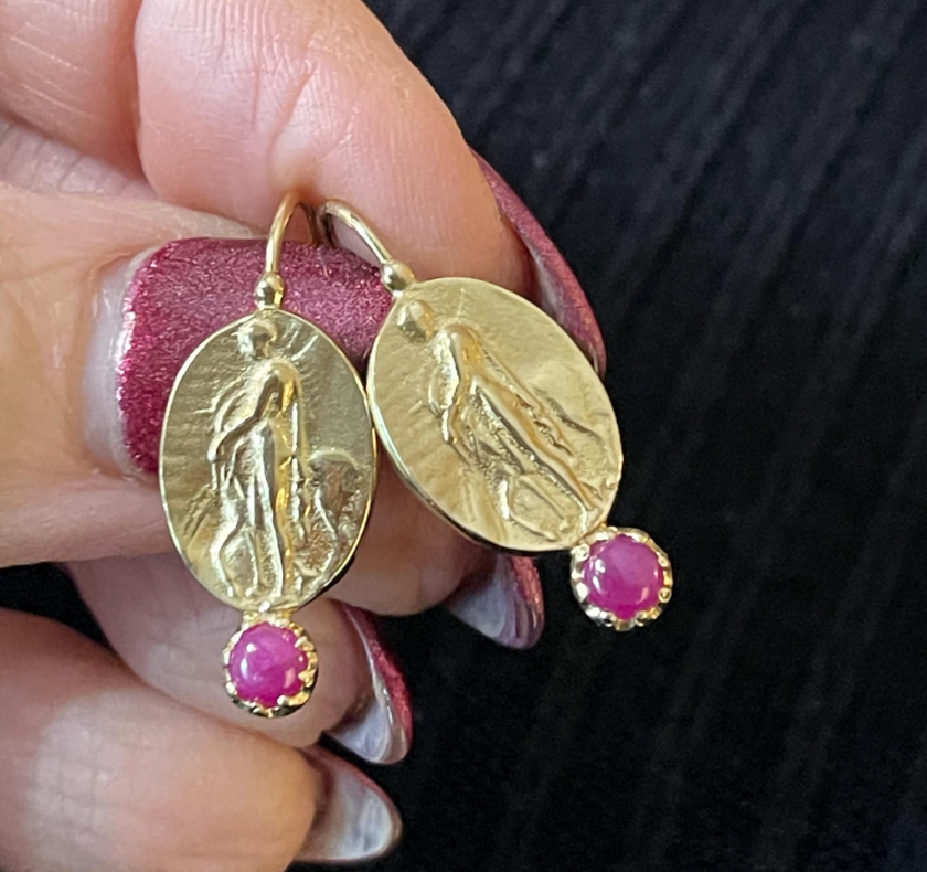 Estate 14KT Yellow Gold Oval Intaglio Ruby Lever Back Earrings