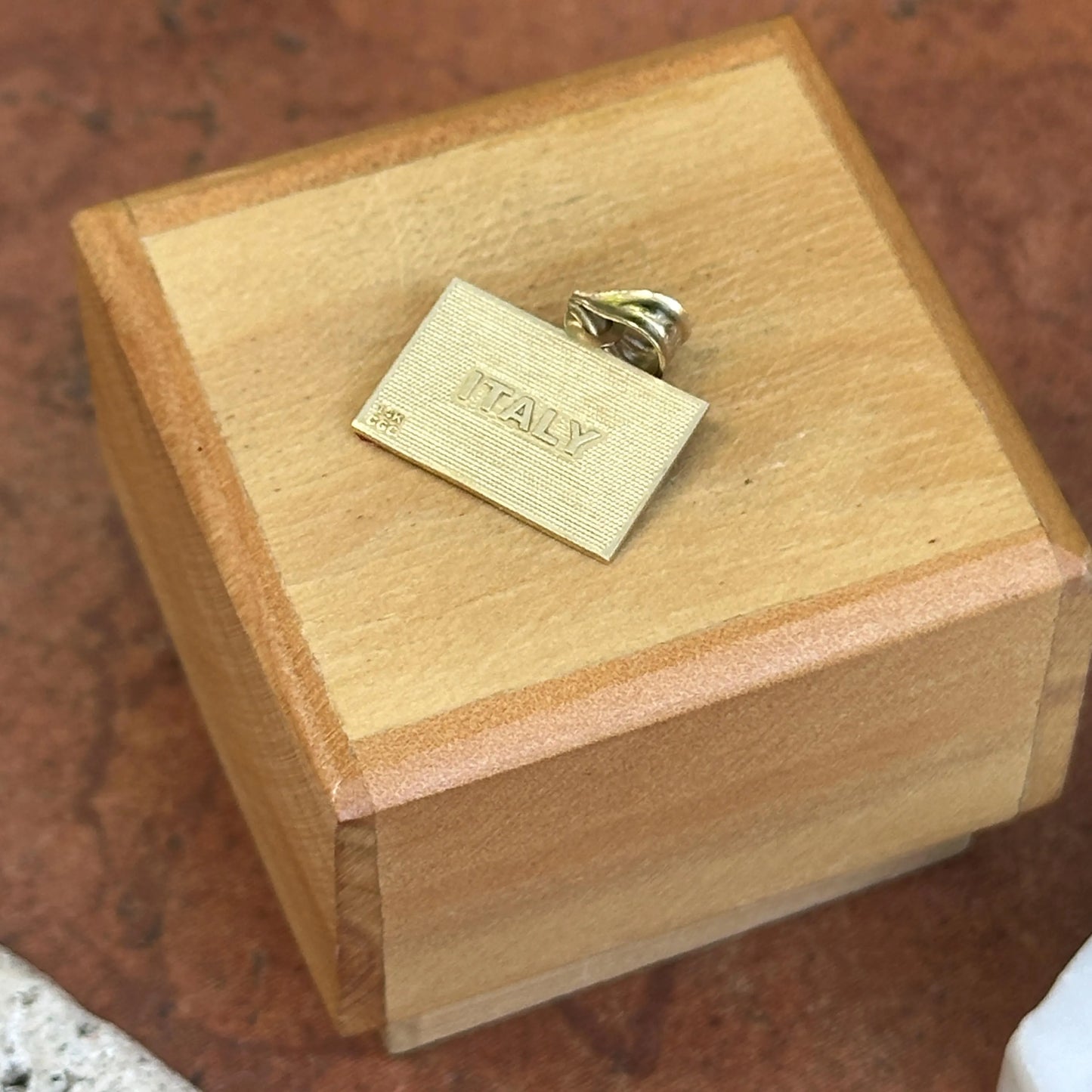 Estate 14KT Yellow Gold Italy Italia Flag Green, White, + Red Enamel Pendant Charm