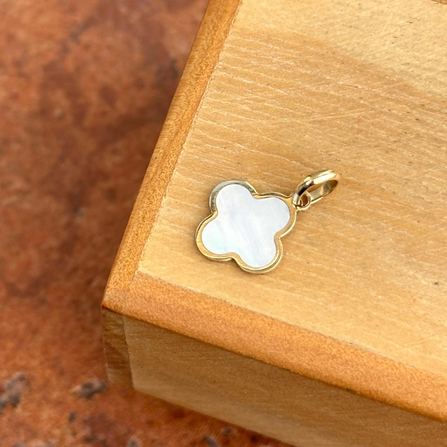 14KT Yellow Gold White Mother of Pearl Inlay Clover Pendant Charm 10mm