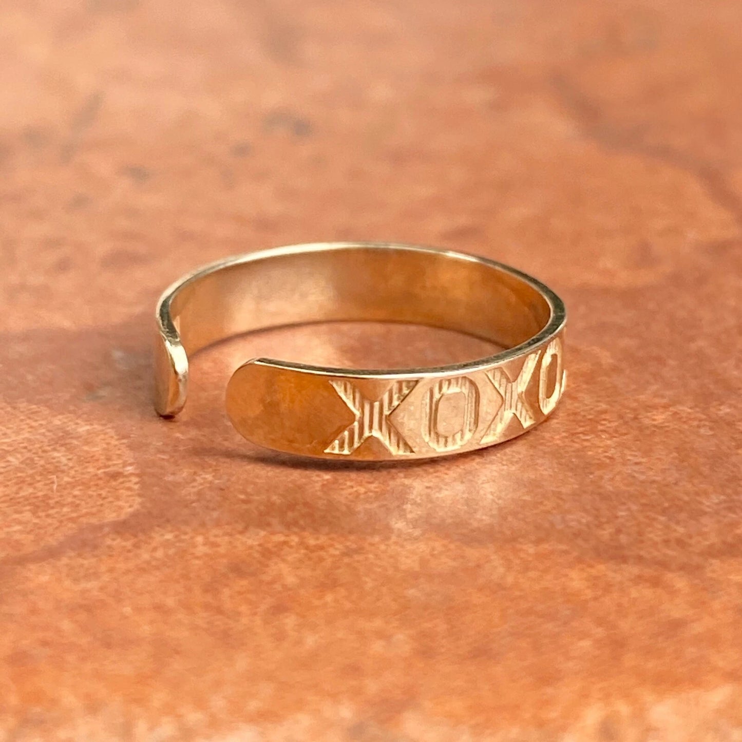 14KT Yellow Gold Embossed Patterned XOXO Toe Ring