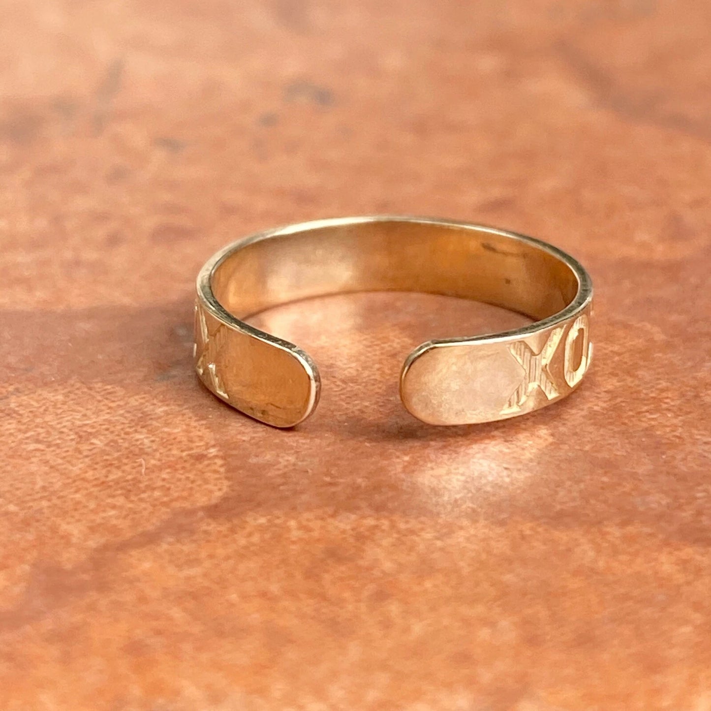 14KT Yellow Gold Embossed Patterned XOXO Toe Ring