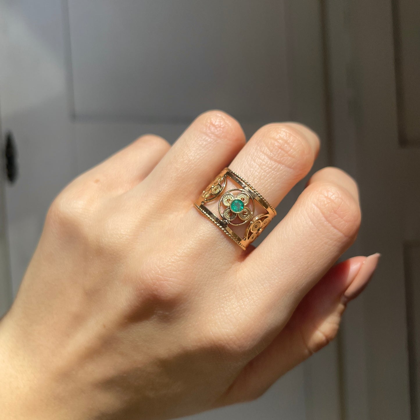 Estate 14KT Yellow Gold Round Emerald Clover Design Cigar Band Ring