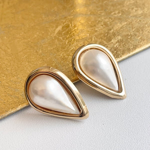 Estate 14KT Yellow Gold Teardrop Mabe Pearl Omega Clip-On Earrings