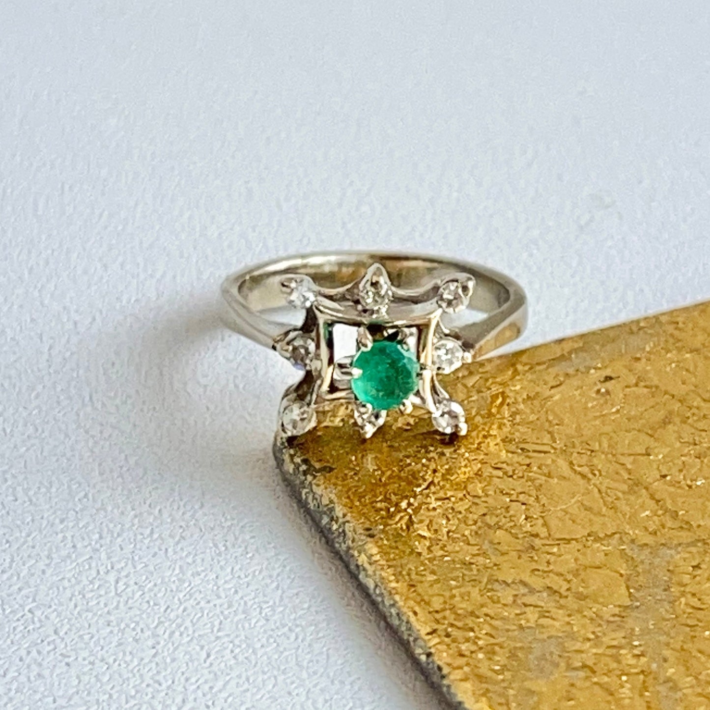 Estate 14KT White Gold Round Emerald + Square Diamond Starburst Ring