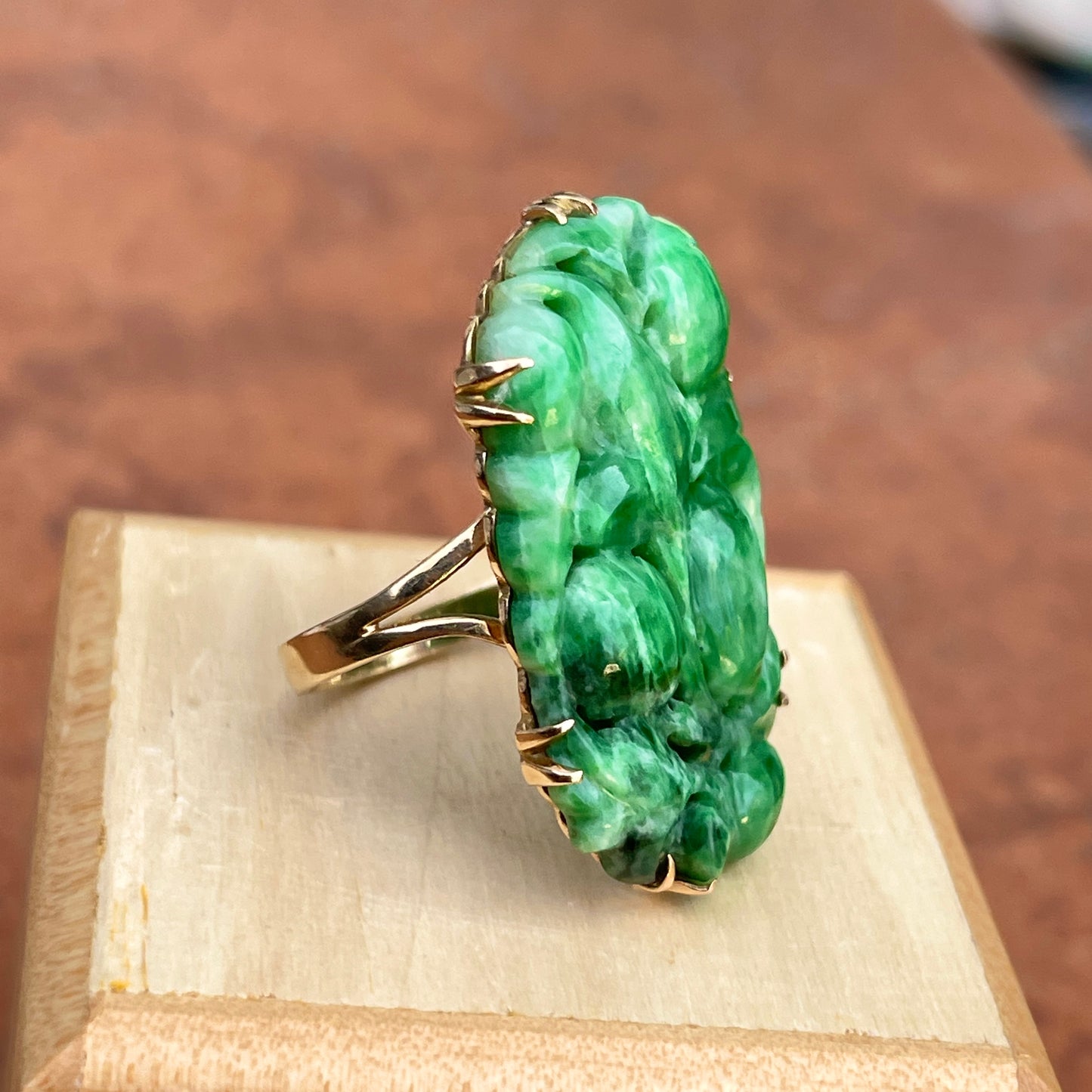 Estate 14KT Yellow Gold Oval Large Carved Green Jade Cocktail Ring