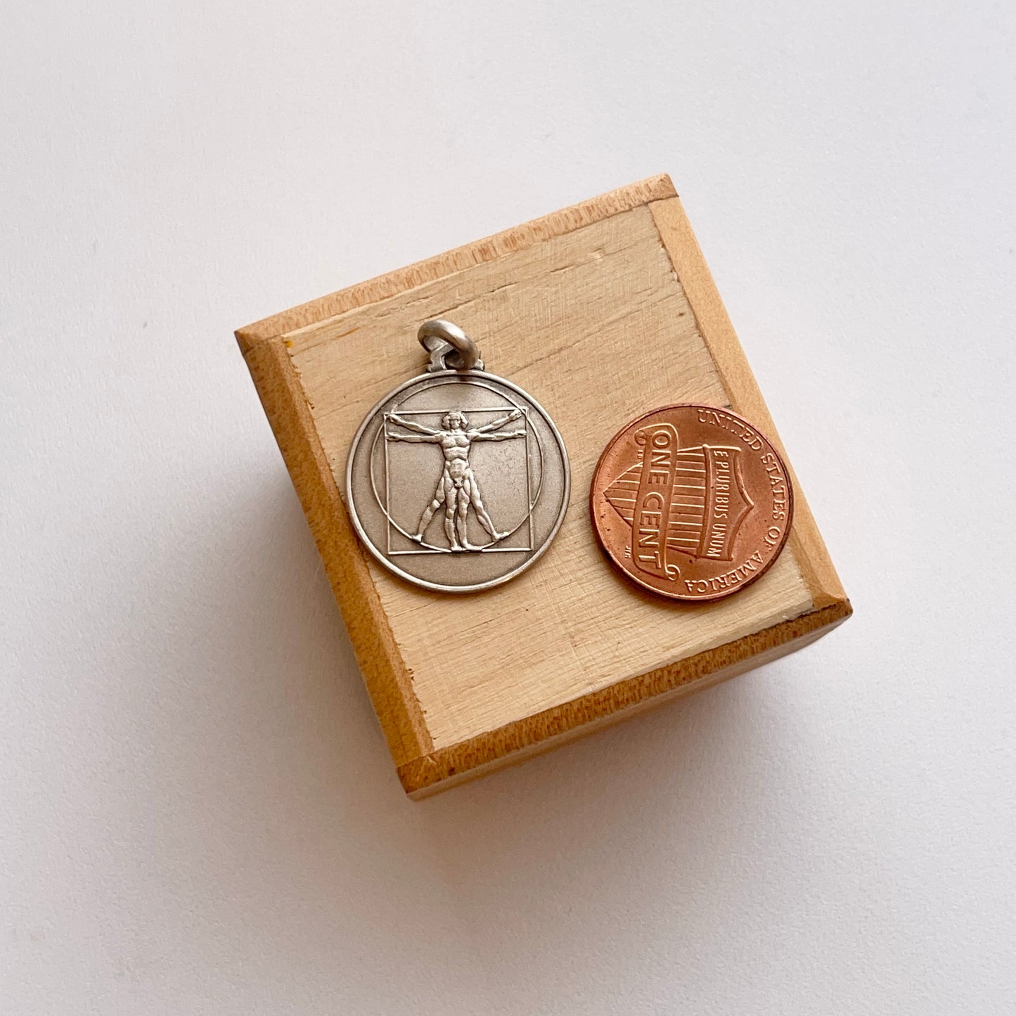 Sterling Silver Antiqued Da Vinci Round Medal Pendant 25mm