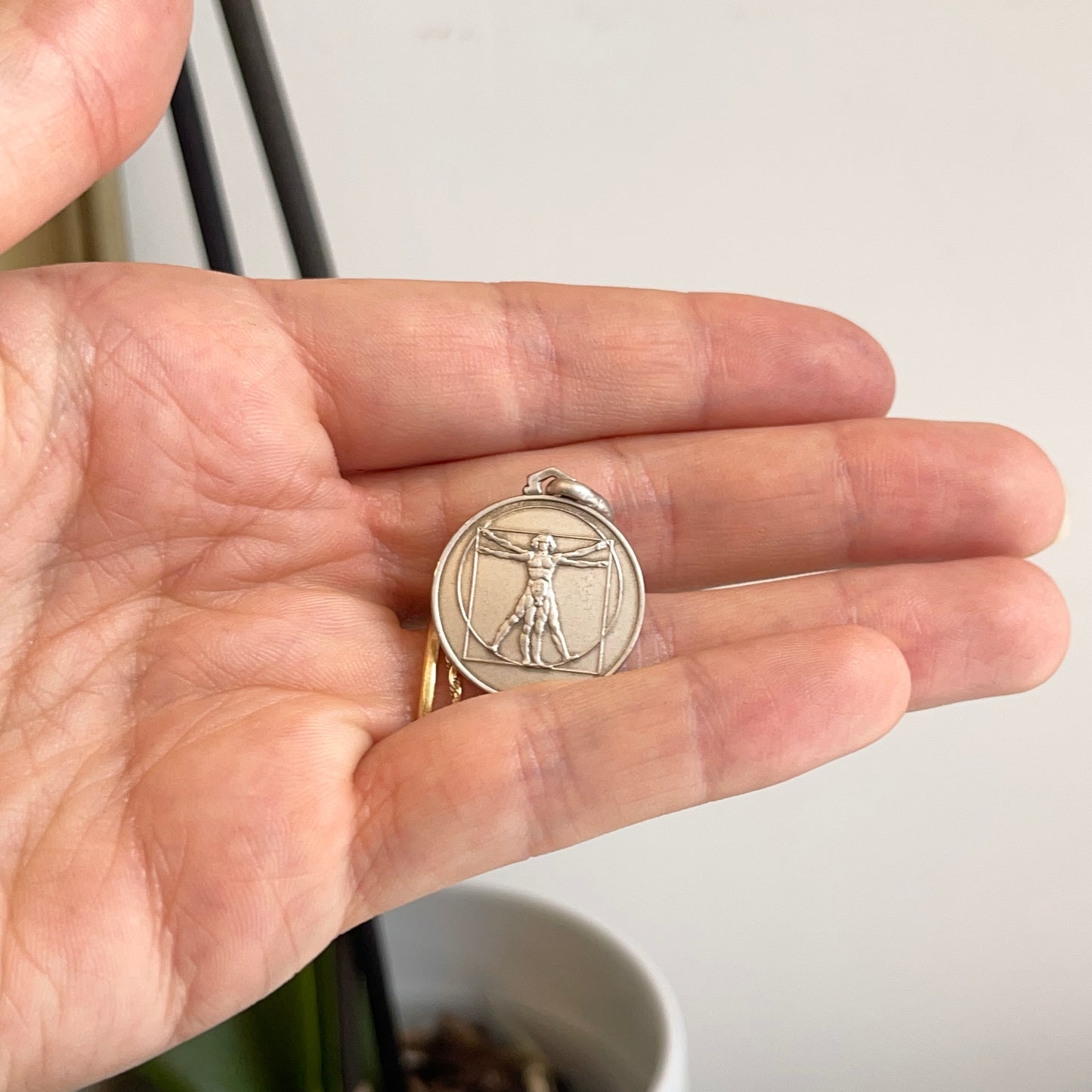 Sterling Silver Antiqued Da Vinci Round Medal Pendant 25mm