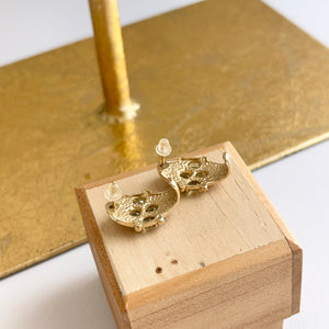 Estate 14KT Yellow Gold Peridot Etruscan J Hoop Post Earrings